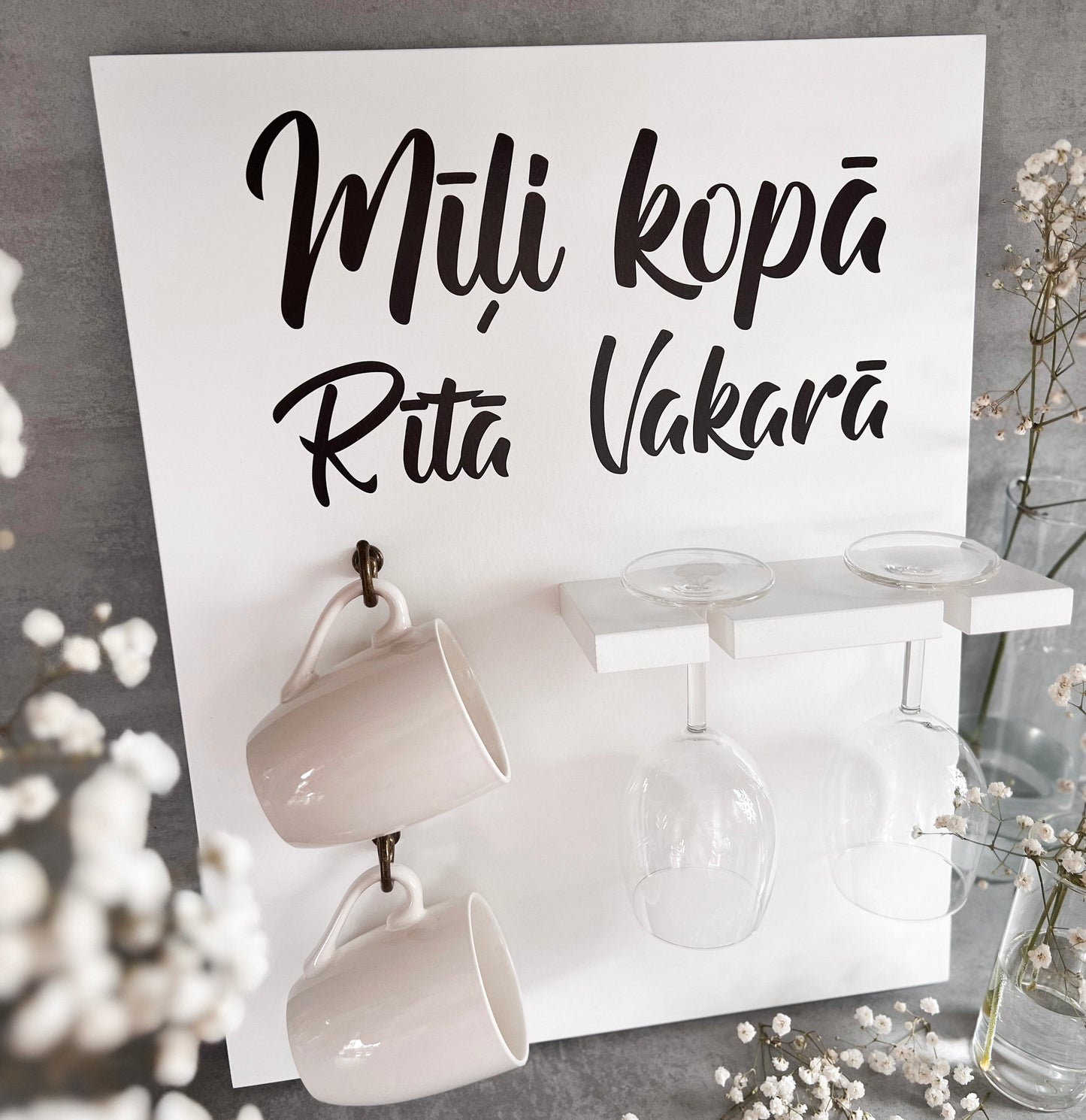 "MĪĻI KOPĀ" DEKORS AR KAFIJAS KRŪZĒM UN VĪNA GLĀZĒM KOMPLEKTĀ