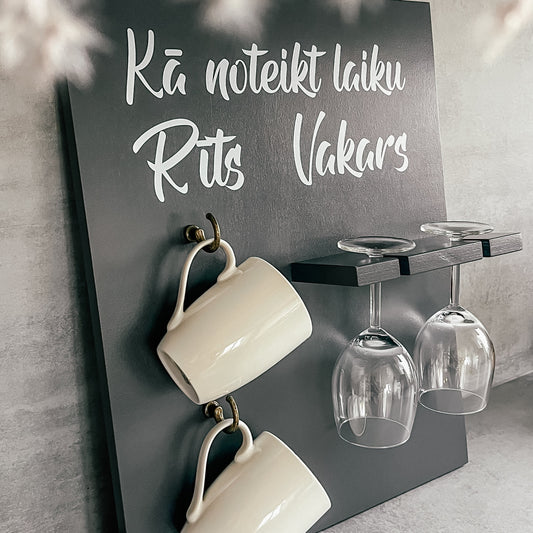 "KĀ NOTEIKT LAIKU - RĪTS | VAKARS" (TUMŠI PELĒKS) KOKA DEKORS AR TRAUKIEM IEKĻAUTIEM KOMPLEKTĀ