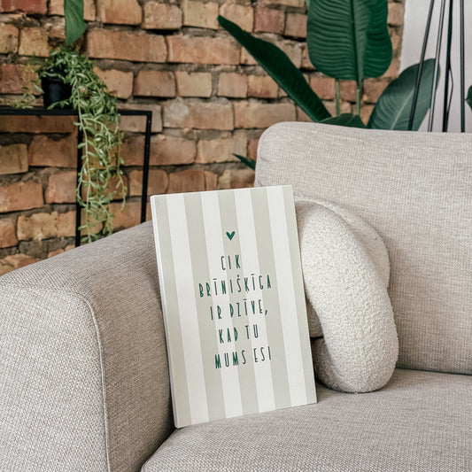 CIK BRĪNIŠĶĪGA IR DZĪVE I KOKA DEKORS AR MAIGI ZAĻU UN SVĪTRAINU DIZAINU