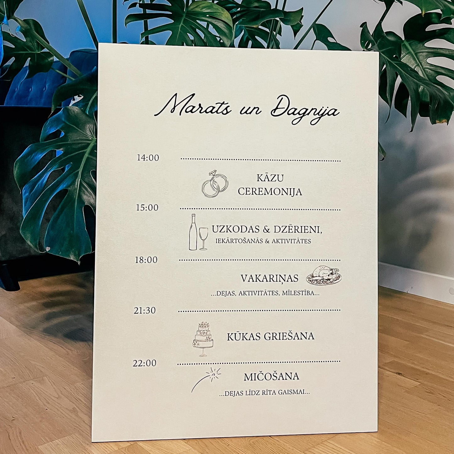 DIENAS PLĀNS KĀZU DIENĀ I MELNBALTS KOKA DEKORS