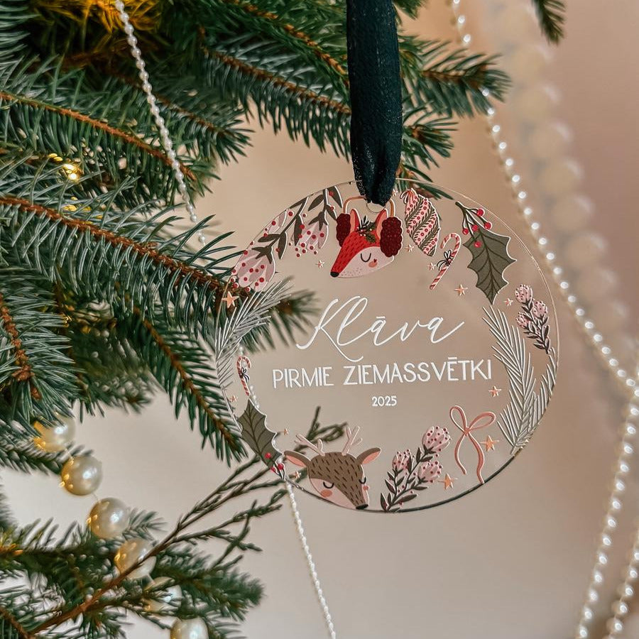 CAURSPĪDĪGI EGLĪŠU ROTĀJUMI AR VĀRDU "PIRMIE ZIEMASSVĒTKI"