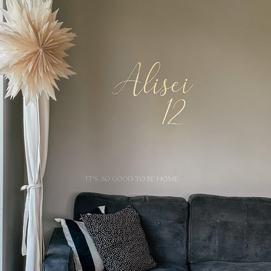 SPĪDĪGA ZELTA KRĀSAS SIENAS UZLĪME DZIMŠANAS DIENĀ "VĀRDS + CIPARS"