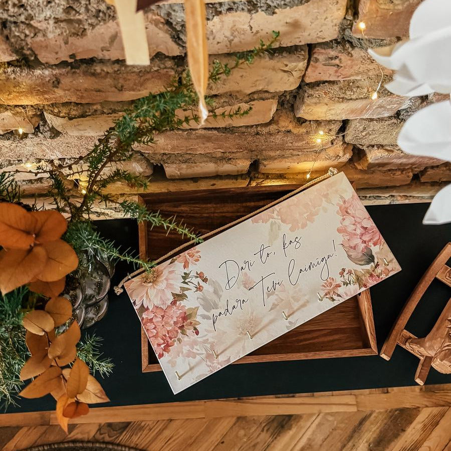 "DARI TO KAS PADARA TEVI LAIMĪGU" DEKORS ATSLĒGĀM AR MAIGIEM ZIEDIEM