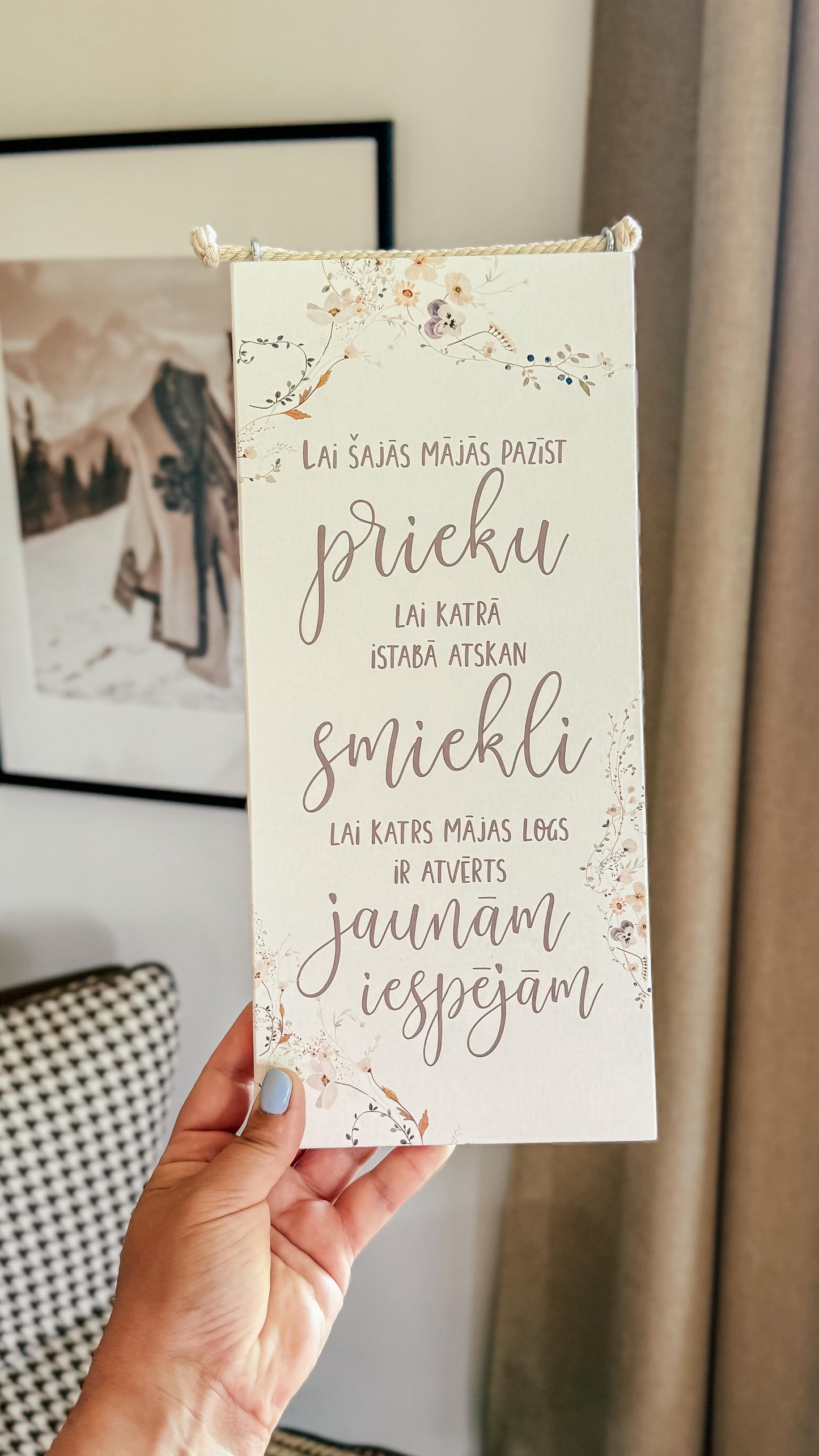 KOKA DEKORS "LAI ŠAJĀS MĀJĀS PAZĪST PRIEKU" AR SMALKIEM ZIEDIEM