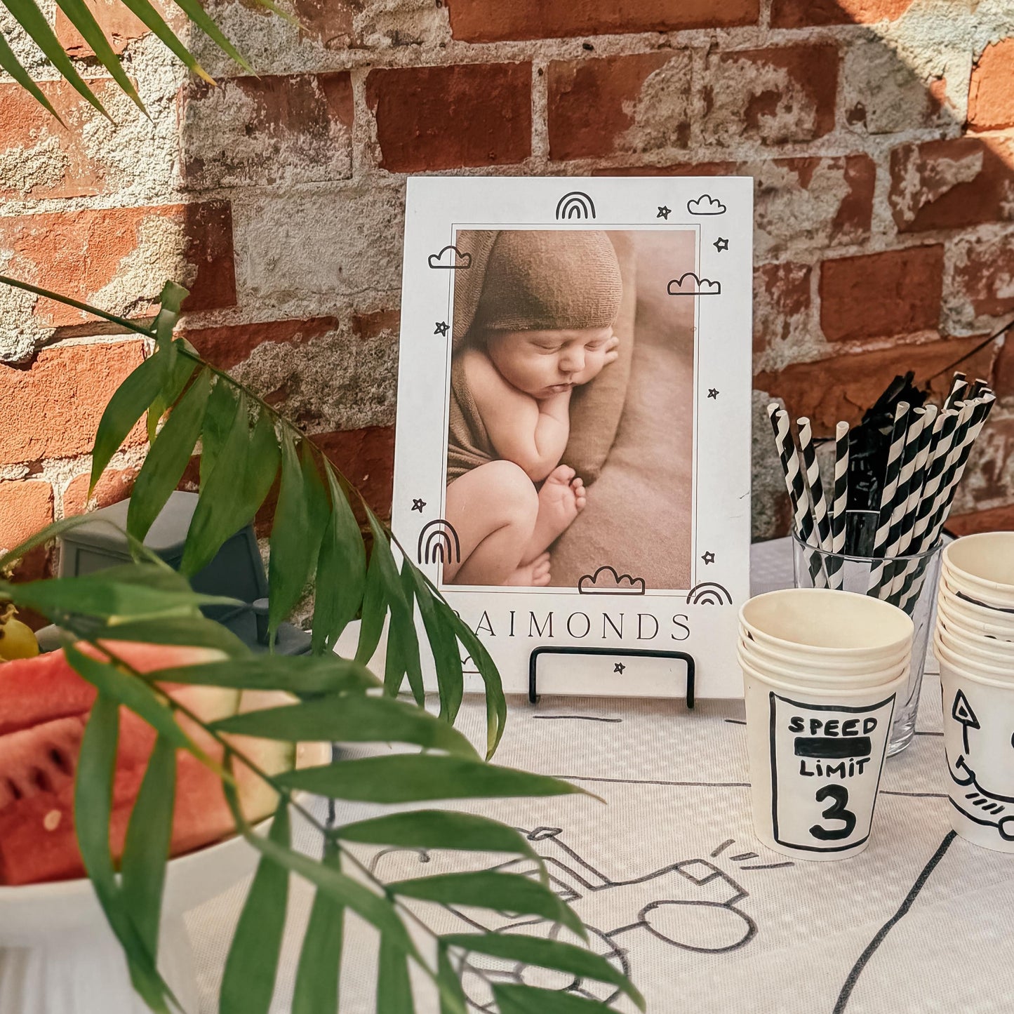 PERSONALIZĒTS KOKA DEKORS AR BĒRNA BILDĪTI un ASKĒTISKIEM ORNAMENTIEM