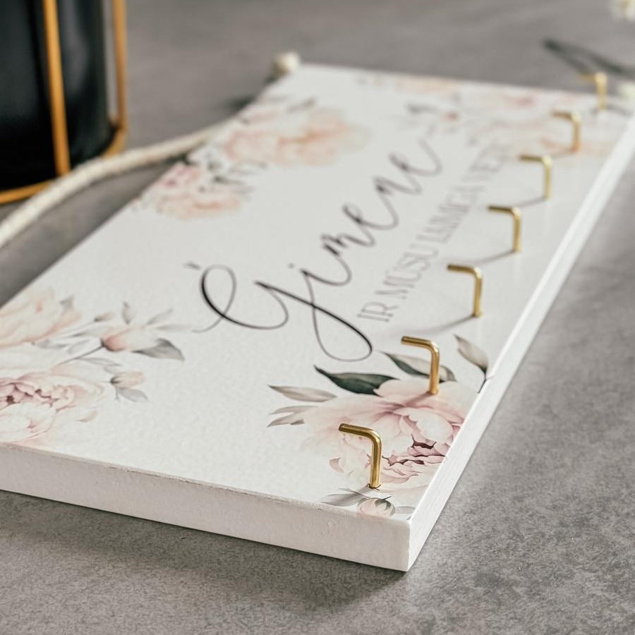 "ĢIMENE IR MŪSU LAIMĪGĀ VIETA" DEKORS ATSLĒGĀM AR MAIGIEM ROZĀ ZIEDIEM