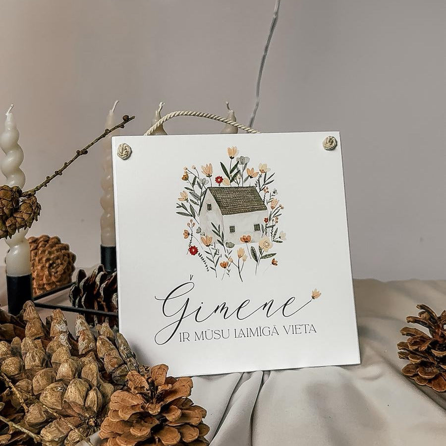 KOKA DEKORS "ĢIMENE IR DZĪVES LIELĀKĀ DĀVANA" AR MĀJU ZIEDOS