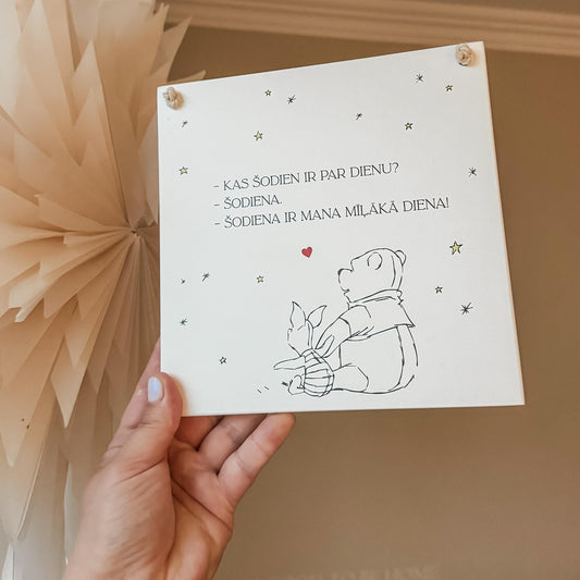"ŠODIENA IR MANA MĪĻĀKĀ DIENA " KOKA DEKORS AR VINNIJA PŪKU UN SIVENTIŅU
