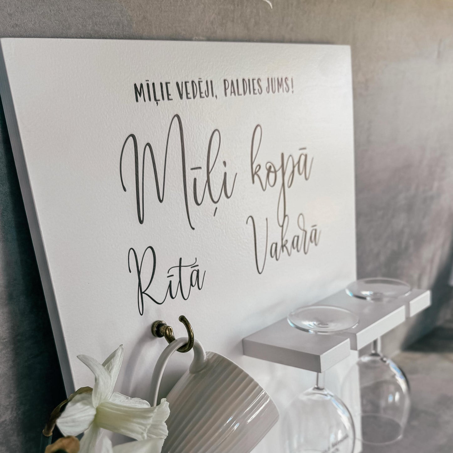 "MĪĻI KOPĀ - RĪTĀ | VAKARĀ (VEDĒJIEM)" DEKORS AR TRAUKIEM IEKĻAUTIEM KOMPLEKTĀ