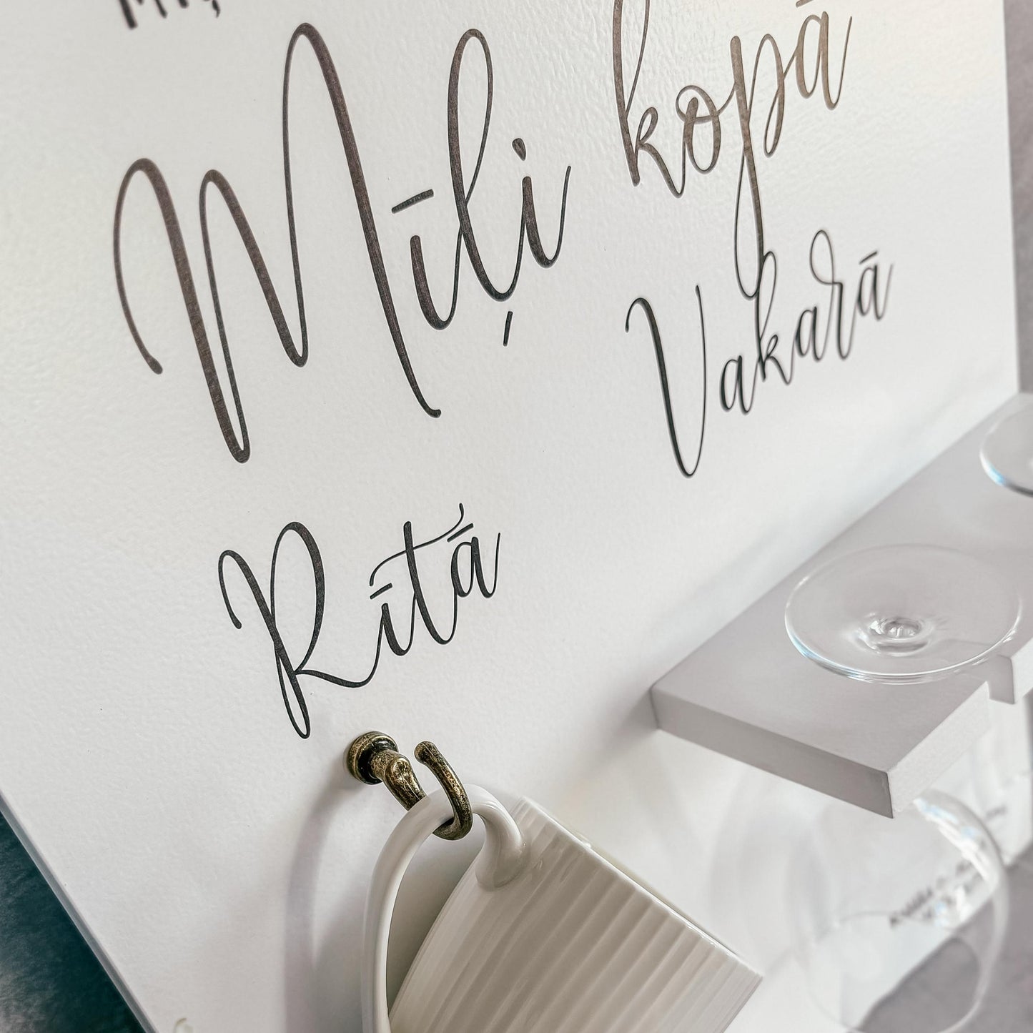 "MĪĻI KOPĀ - RĪTĀ | VAKARĀ (VEDĒJIEM)" DEKORS AR TRAUKIEM IEKĻAUTIEM KOMPLEKTĀ