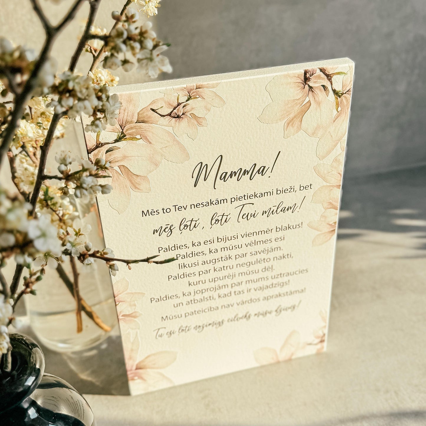 "MAMMA, MĒS TEVI ĻOTI, ĻOTI MĪLAM" KOKA DEKORS AR MAGNOLIJĀM