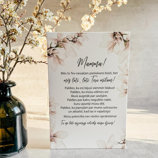 "MAMMA, MĒS TEVI ĻOTI, ĻOTI MĪLAM" KOKA DEKORS AR MAGNOLIJĀM