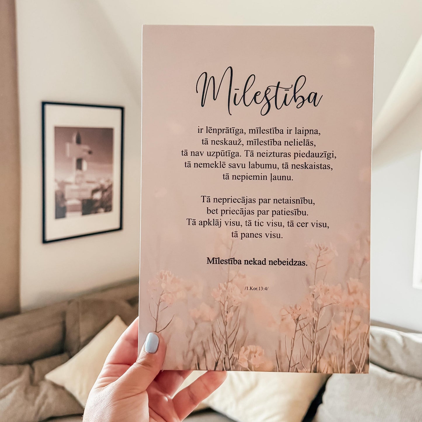 DEKORS AR BĪBELES PANTU "MĪLESTĪBA IR LĒNPRĀTĪGA, MĪLESTĪBA IR LAIPNA..."