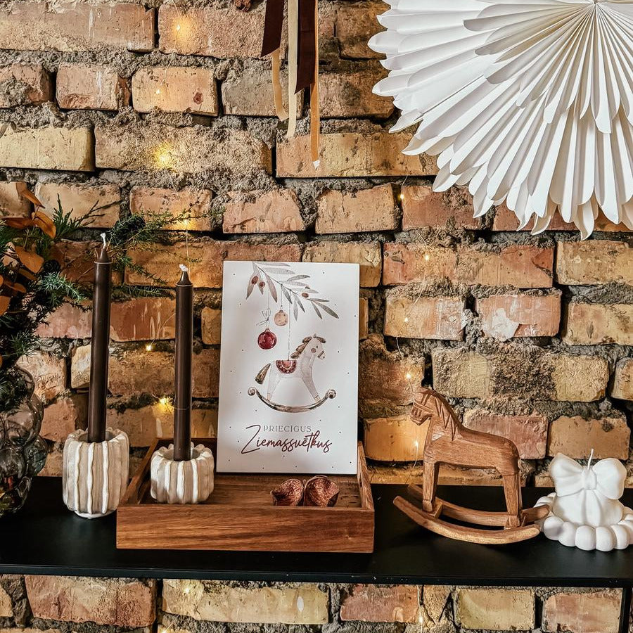 "PRIECĪGUS ZIEMASSVĒTKUS" KOKA DEKORS AR ZIRDZIŅU