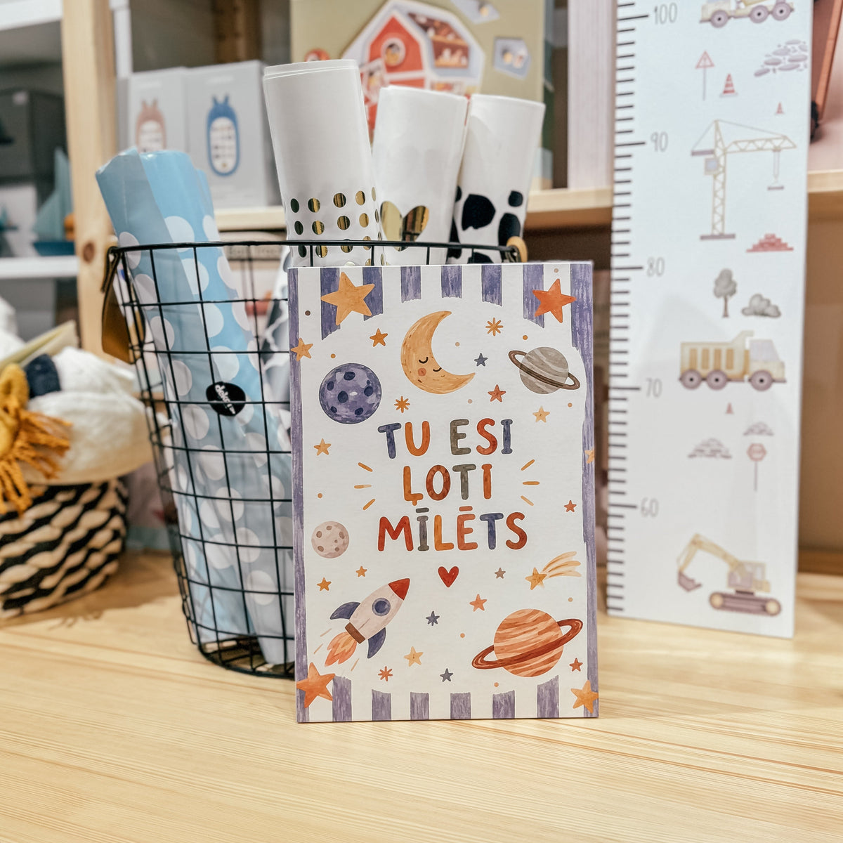 "TU ESI ĻOTI MĪLĒTS" DIZAINA DEKORS BĒRNA ISTABAI AR RAĶETĒM UN KOSMOSU