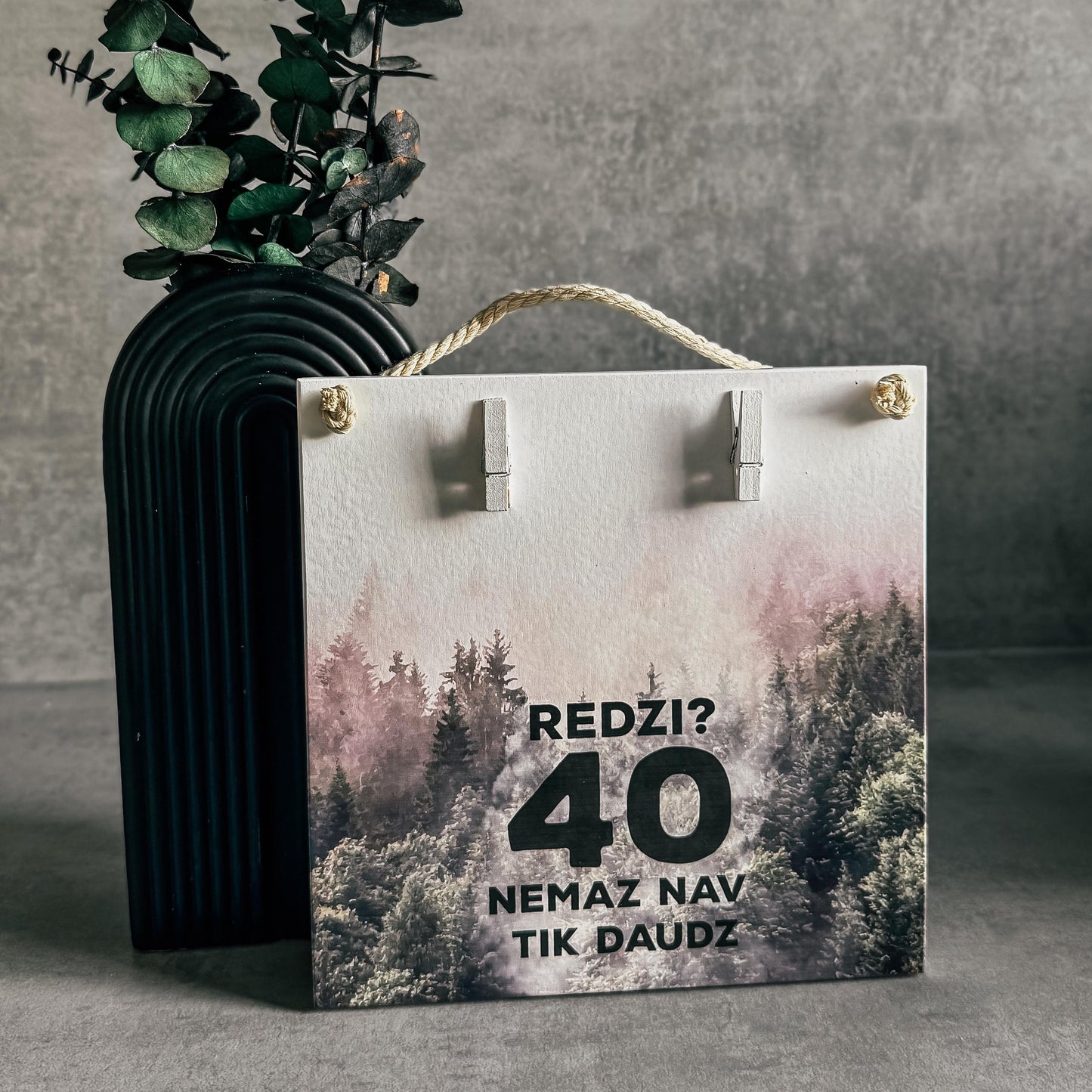 "REDZI? NEMAZ NAV TIK DAUDZ!" DEKORS NAUDAS PASNIEGŠANAI AR MEŽA DIZAINU
