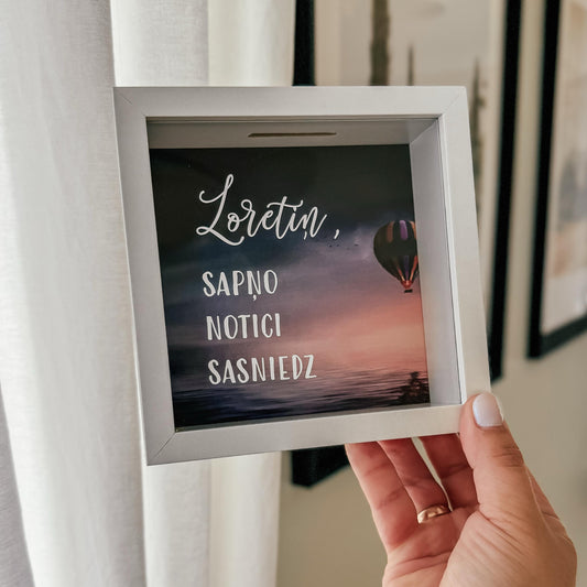 "SAPŅO & NOTICI & SASNIEDZ" NAUDAS KRĀJKASE AR PERSONALIZĒTU TEKSTU IZLAIDUMĀ