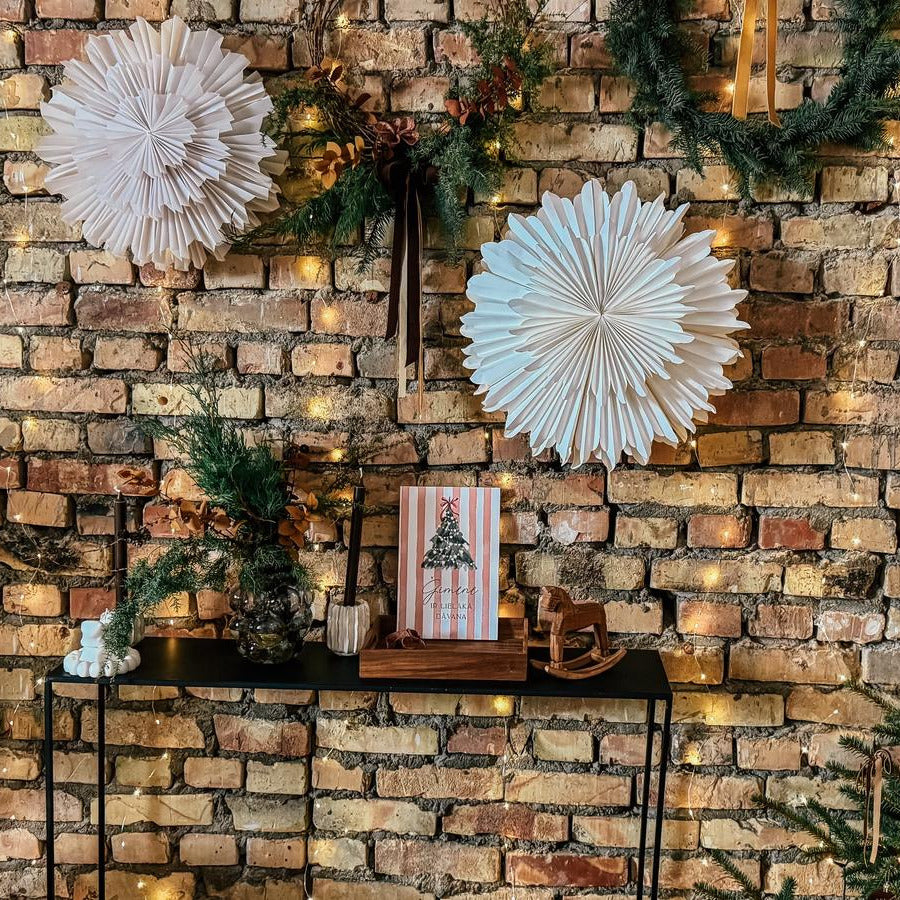 "ĢIMENE IR DZĪVES LIELĀKĀ DĀVANA" KOKA DEKORS AR EGLI