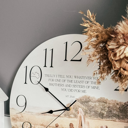 "WHATEVER YOU DID FOR ONE OF THE LEAST OF THESE BROTHERS AND SISTERS" KOKA, SIENAS PULKSTENIS AR KLUSU UN SLĪDOŠU MEHĀNISMU