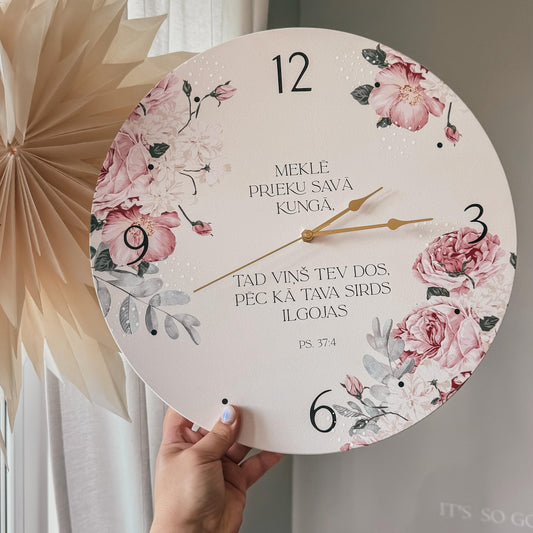 "MEKLĒ PRIEKU SAVĀ KUNGĀ..." KOKA, SIENAS PULKSTENIS AR KLUSU UN SLĪDOŠU MEHĀNISMU