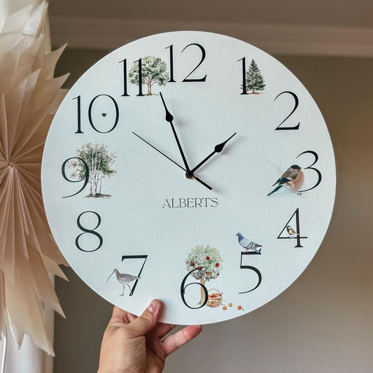 "DABA" KOKA, SIENAS PULKSTENIS I PERSONALIZĒTS PULKSTENIS BĒRNIEM