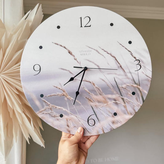 "IZBAUDI MIRKLI" SIENAS PULKSTENIS AR MAIGU SMILGU DIZAINU