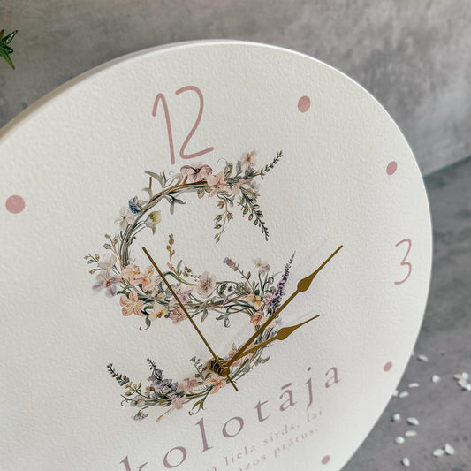 SIENAS PULKSTENIS SKOLOTĀJAI "IR VAJADZĪGA LIELA SIRDS, LAI AUDZINĀTU MAZOS PRĀTUS"