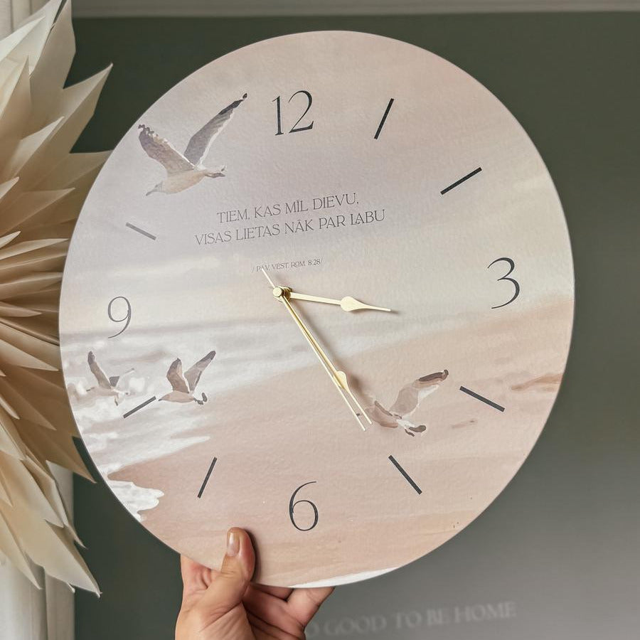 "TIEM, KAS MĪL DIEVU, VISAS LIETAS NĀK PAR LABU" SIENAS PULKSTENIS AR BĪBELES PANTU