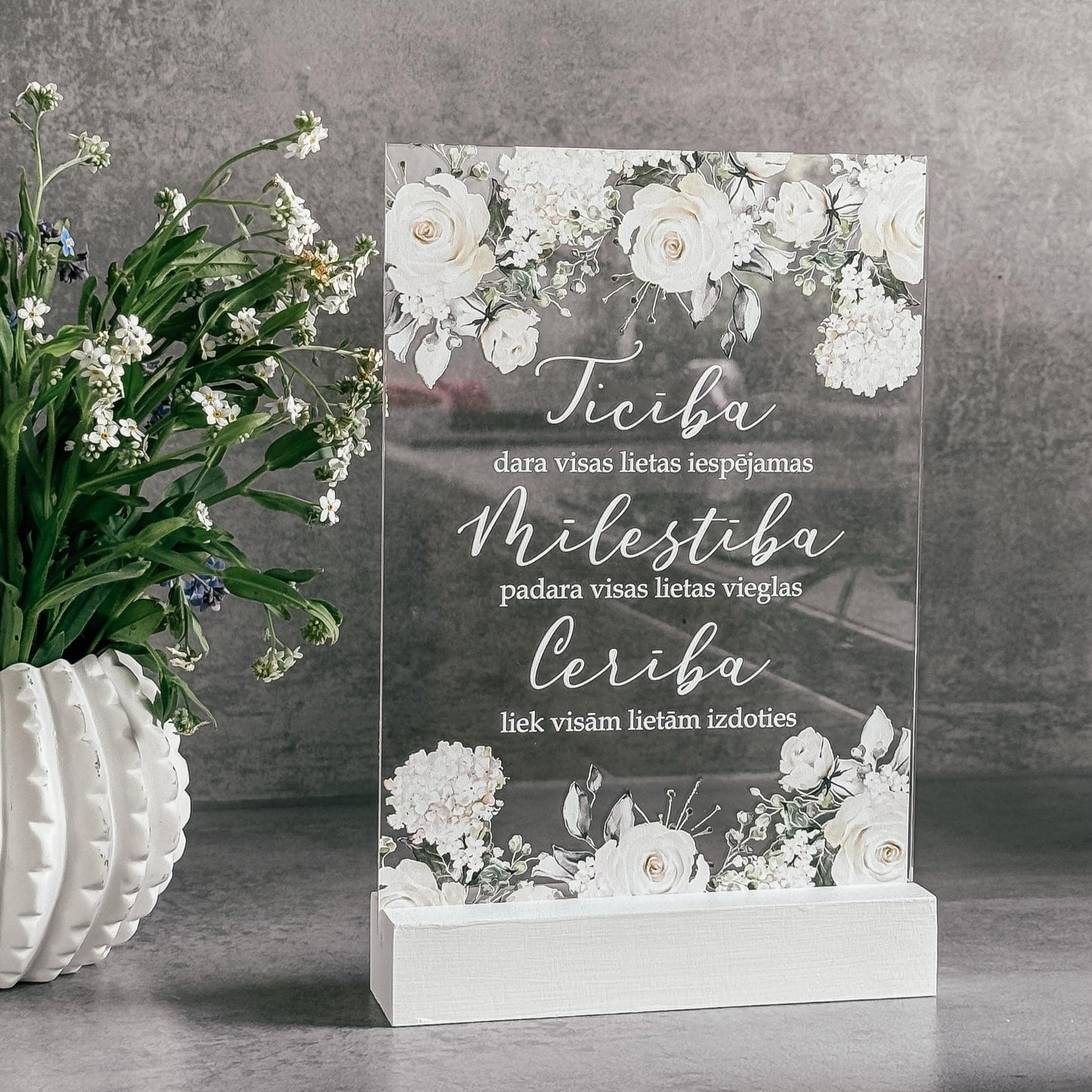 ORGANISKĀ STIKLA DEKORS "TICĪBA... MĪLESTĪBA... CERĪBA"