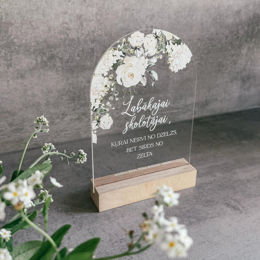 ORGANISKĀ STIKLA DEKORS KOKA STATĪVĀ "LABĀKĀ SKOLOTĀJA" (ARKVEIDA)