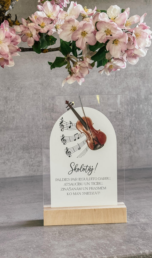 "VIJOLE" MŪZIKAS SKOLAS SKOLOTĀJAM I ORGANISKĀ STIKLA DEKORS KOKA STATĪVĀ
