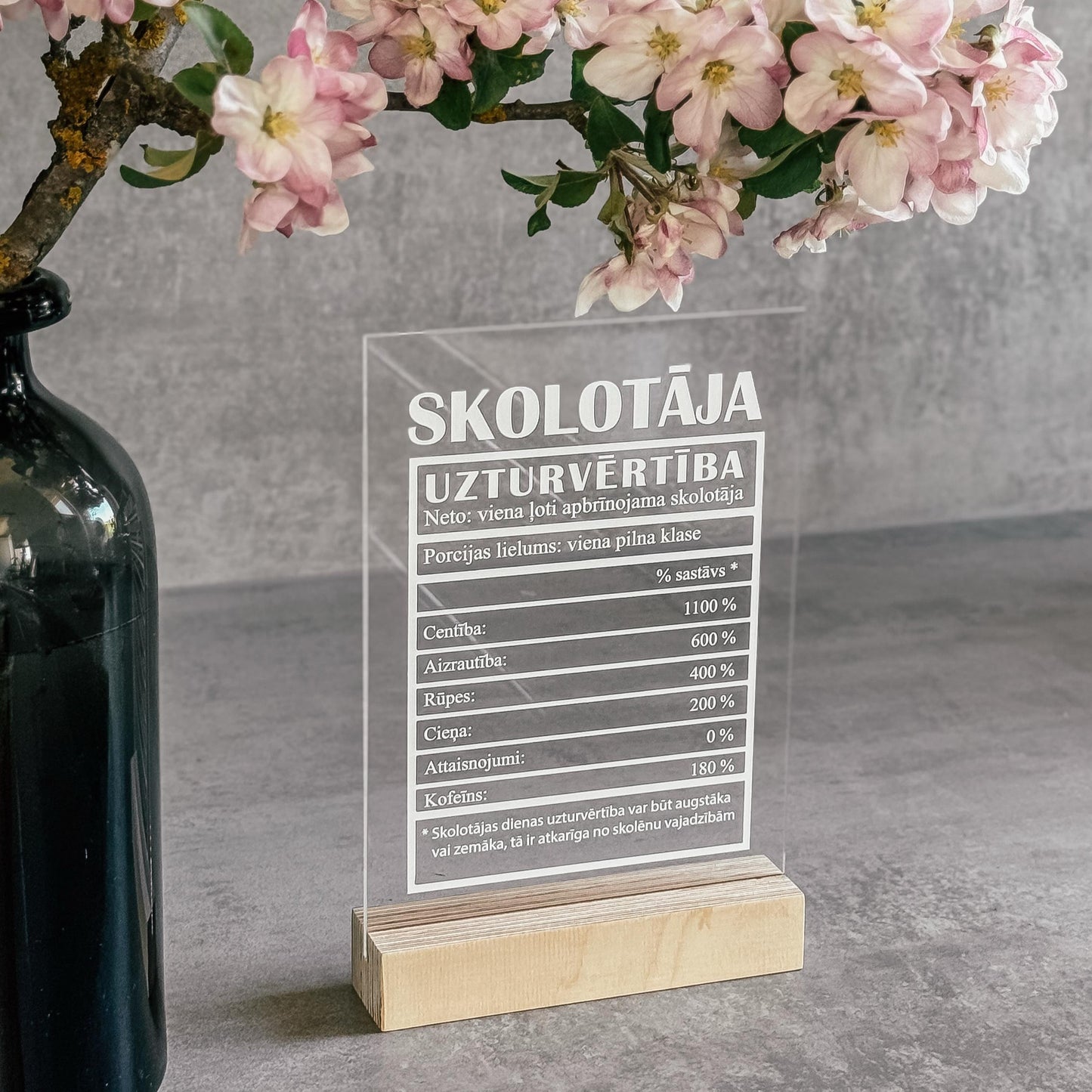 ORGANISKĀ STIKLA DEKORS KOKA STATĪVĀ "UZTURVĒRTĪBA - SKOLOTĀJAI"