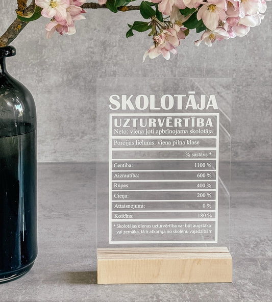 ORGANISKĀ STIKLA DEKORS KOKA STATĪVĀ "UZTURVĒRTĪBA - SKOLOTĀJAI"