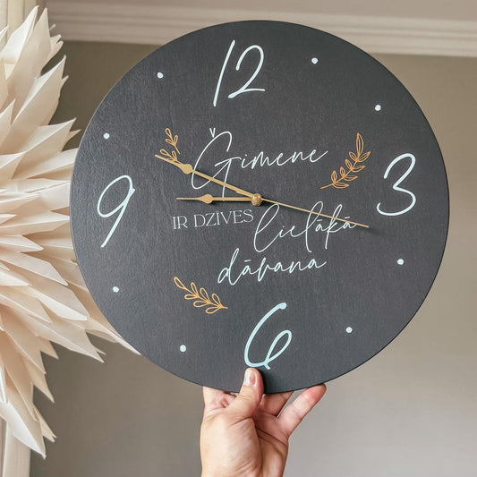 "ĢIMENE IR DZĪVES LIELĀKĀ DĀVANA" TUMŠS SIENAS PULKSTENIS