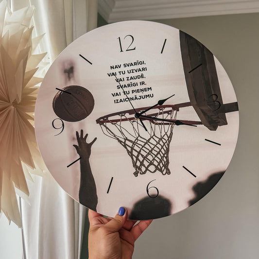 "BASKETBOLS" KOKA, SIENAS PULKSTENIS AR KLUSU UN SLĪDOŠU MEHĀNISMU