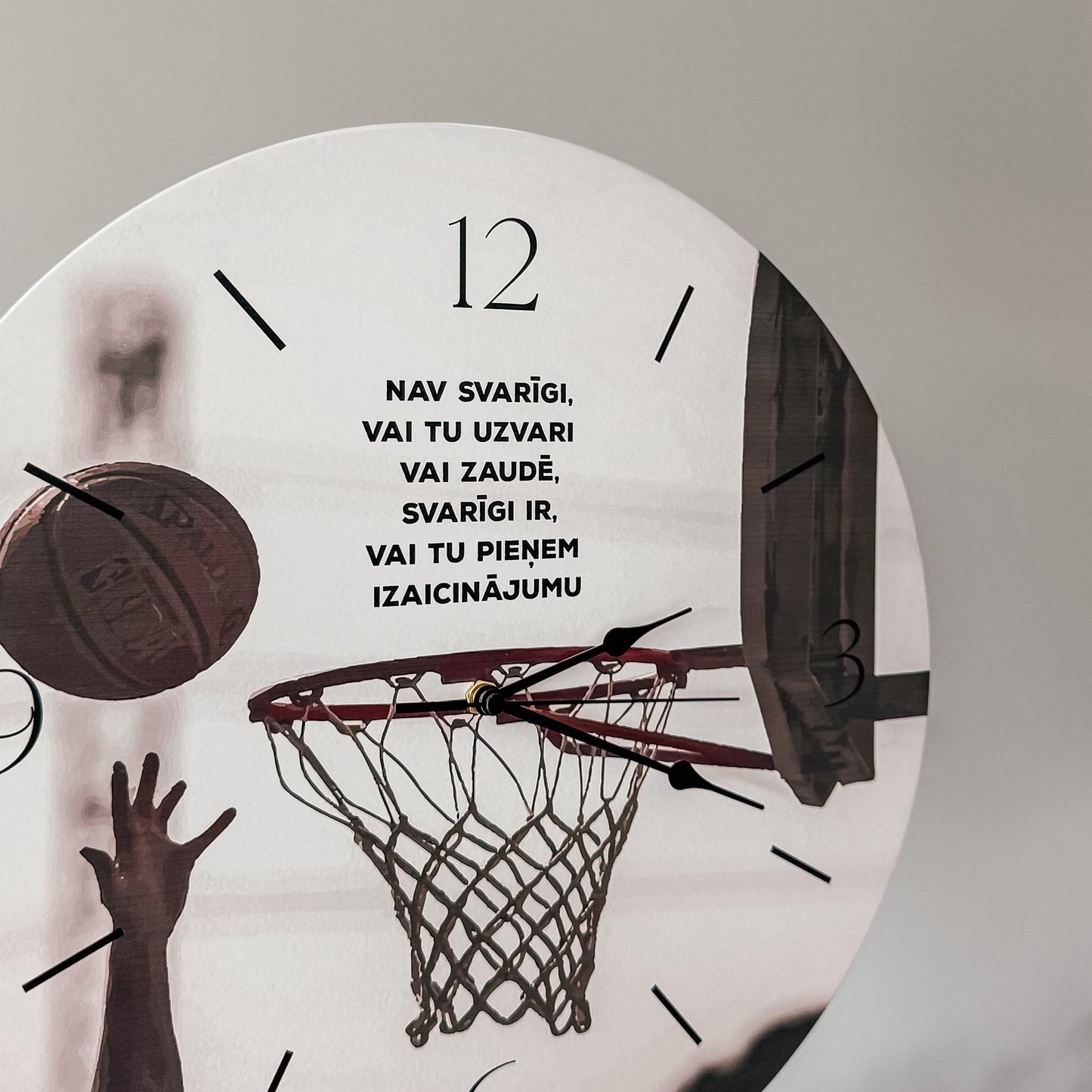 "BASKETBOLS" KOKA, SIENAS PULKSTENIS AR KLUSU UN SLĪDOŠU MEHĀNISMU