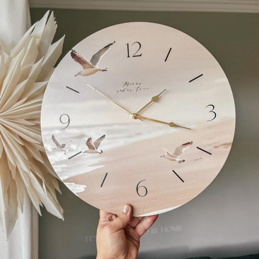 "MIERS SĀKAS TEVĪ" SIENAS PULKSTENIS AR MAIGU DIZAINU