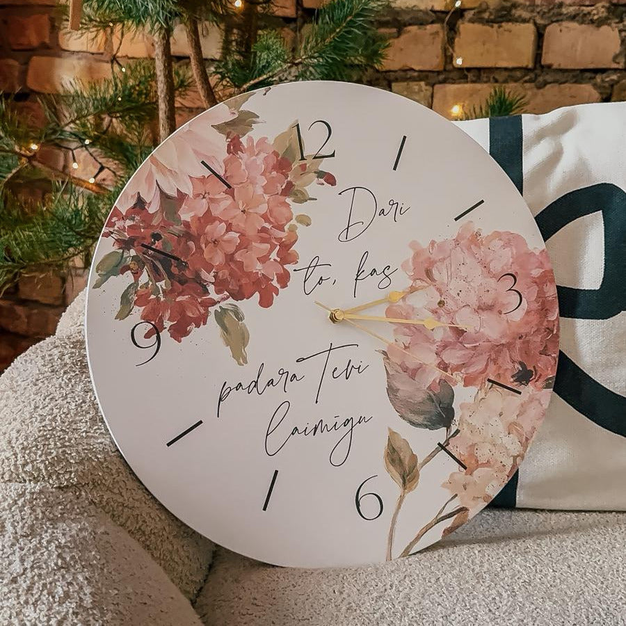 "DARI TO, KAS PADARA TEVI LAIMĪGU" SIENAS PULKSTENIS AR PASTEĻKRĀSAS ZIEDIEM