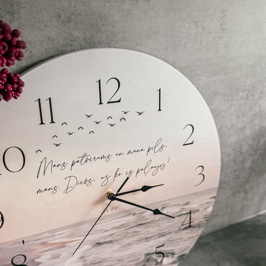 "MANS PATVĒRUMS UN MANA PILS, MANS DIEVS, UZ KO ES PĻAUJOS..." KOKA, SIENAS PULKSTENIS AR KLUSU UN SLĪDOŠU MEHĀNISMU (Copy)