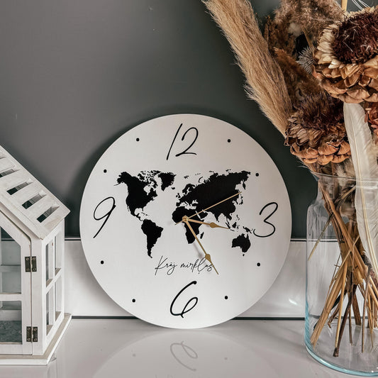 "PASAULES KARTE" KOKA, SIENAS PULKSTENIS AR MELNBALTU DIZAINU