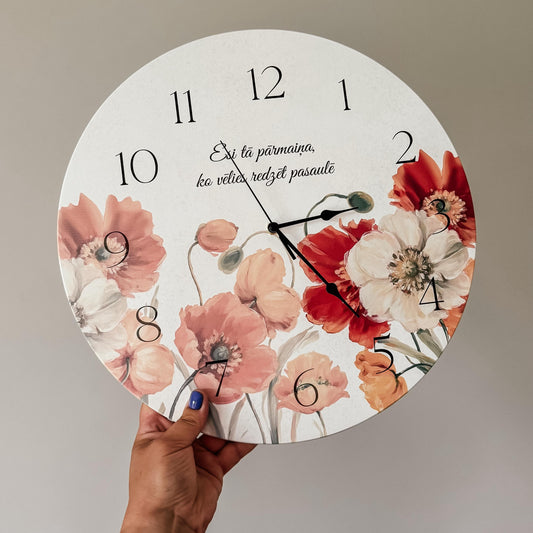 "ESI TĀS PĀRMAIŅAS" KOKA, SIENAS PULKSTENIS AR KLUSU UN SLĪDOŠU MEHĀNISMU