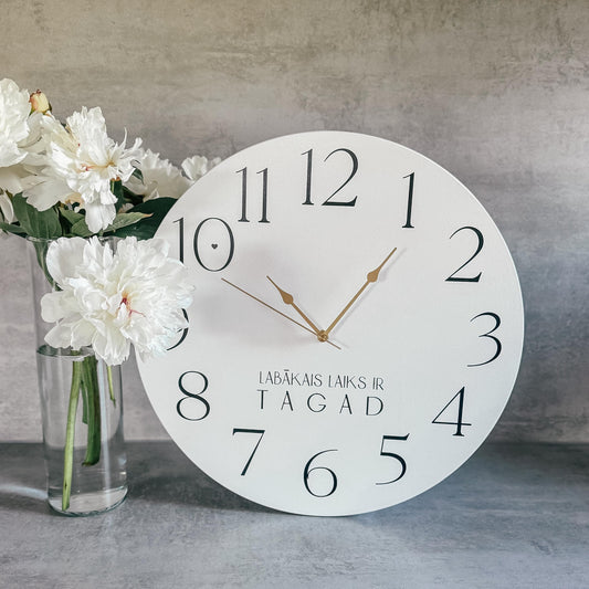 "LABĀKAIS LAIKS IR TAGAD" KOKA, SIENAS PULKSTENIS AR KLUSU UN SLĪDOŠU MEHĀNISMU