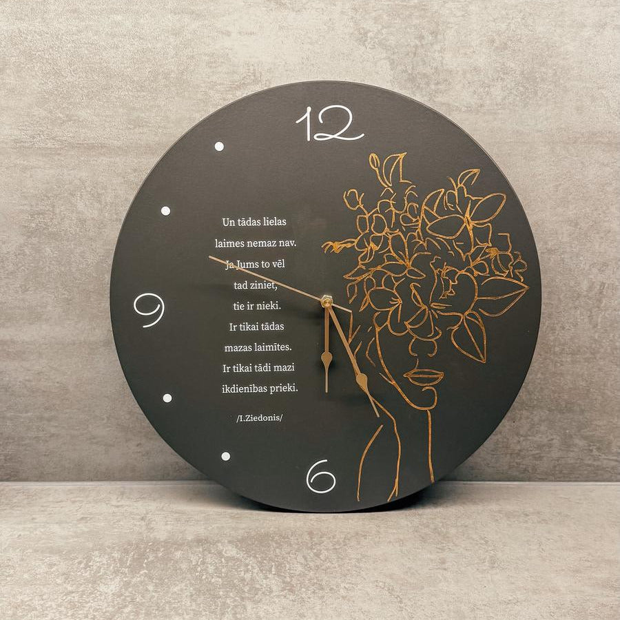 SIENAS PULKSTENIS AR ZIEDOŅA CITĀTU "UN TĀDAS LIELAS LAIMES NEMAZ NAV"