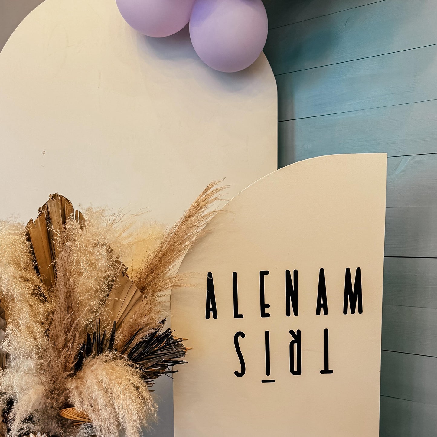 PERSONALIZĒTA SIENAS UZLĪME DZIMŠANAS DIENĀ I VIEGLI UZLIEC UN VIEGLI NOŅEM