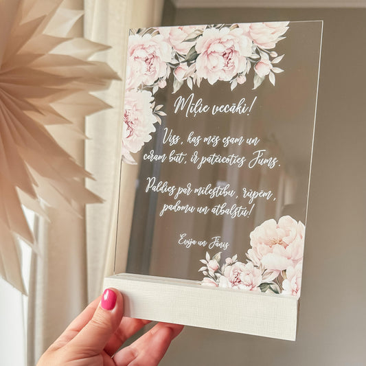 "VISS KAS MĒS ESAM UN CERAM BŪT" ORGANISKĀ STIKLA DEKORS KOKA STATĪVĀ