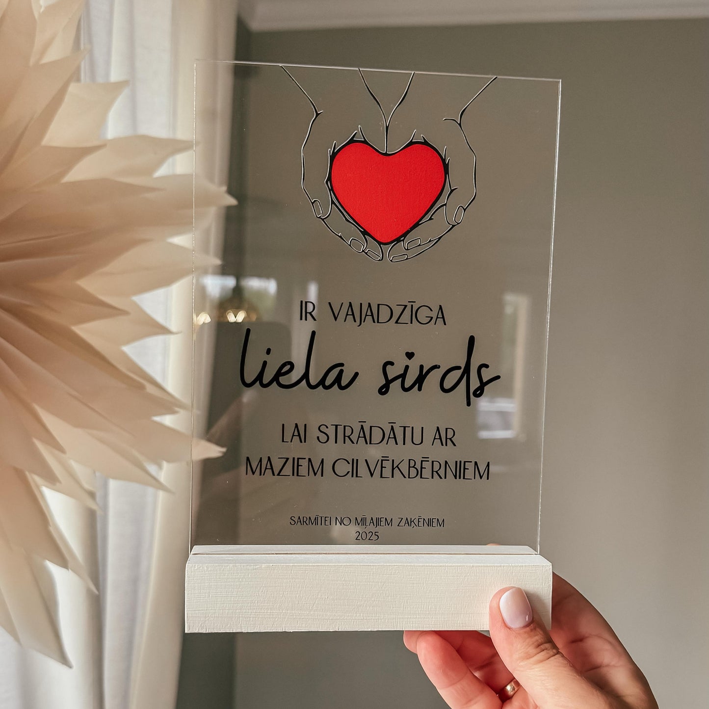 "IR VAJADZĪGAS LIELAS SIRDIS, LAI STRĀDĀTU AR MAZIEM CILVĒKIEM" ORGANISKĀ STIKLA DEKORS KOKA STATĪVĀ