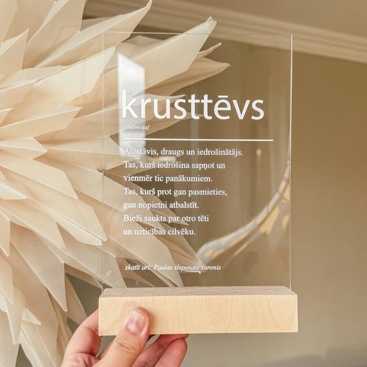 "KRUSTTĒVA DEFINĪCIJA" ORGANISKĀ STIKLA DEKORS STATĪVĀ