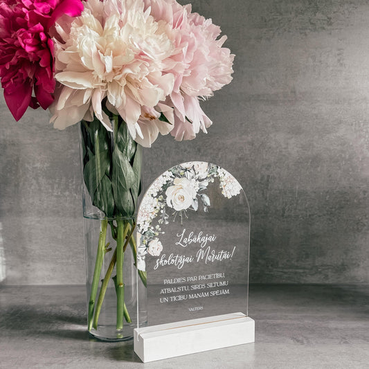 ORGANISKĀ STIKLA DEKORS KOKA STATĪVĀ "LABĀKAJAI SKOLOTĀJAI, PALDIES PAR ATBALSTU" (ARKVEIDA)