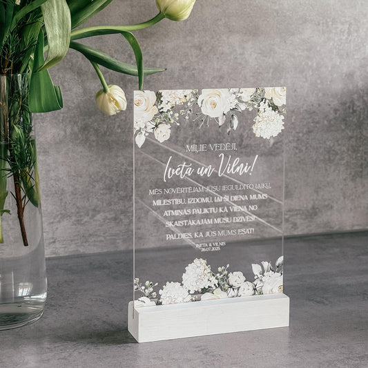 STIKLA DEKORS "MĪĻAJIEM VEDĒJIEM" AR BALTIEM ZIEDIEM