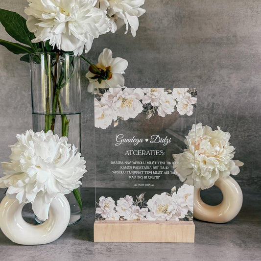 "SOLĪJUMS KĀZĀS" STIKLA DEKORS KOKA STATĪVĀ AR BALTIEM ZIEDIEM